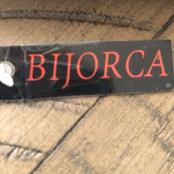 NWT Vegan Southwest Look 👀 Zip Wallet. Zip and card compartments. Secure! - Picture 15 of 17